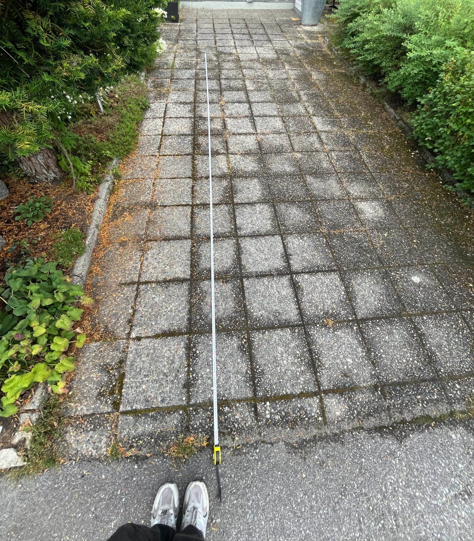 Sten plattor innan ogräsrensing och tvätt