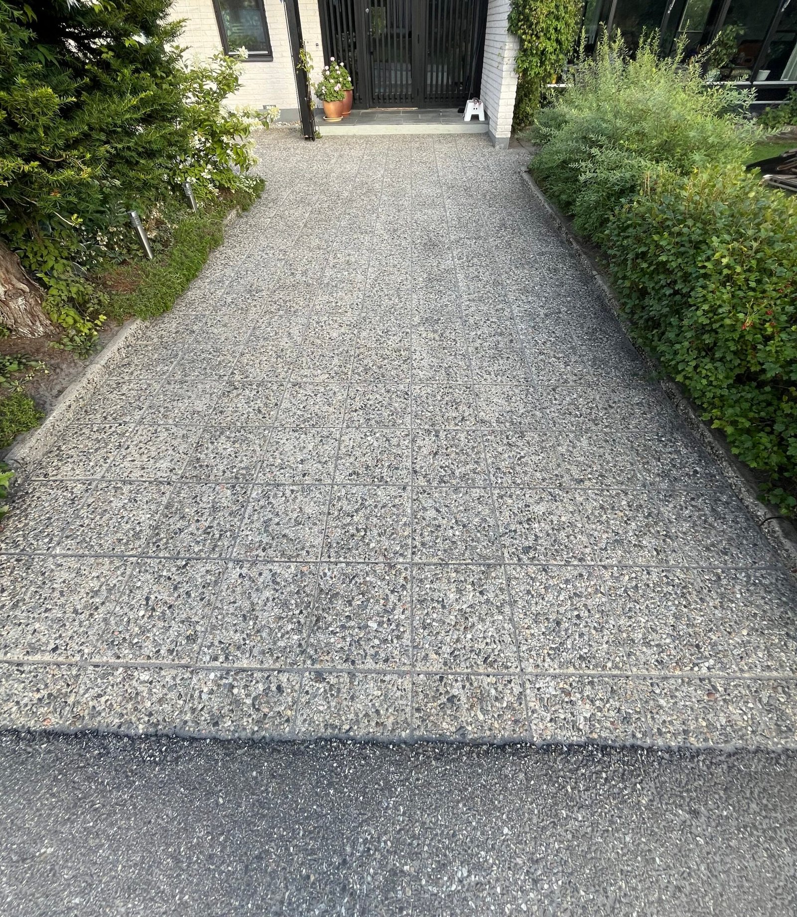 Rena och ogräsfria stenplattor av marksten